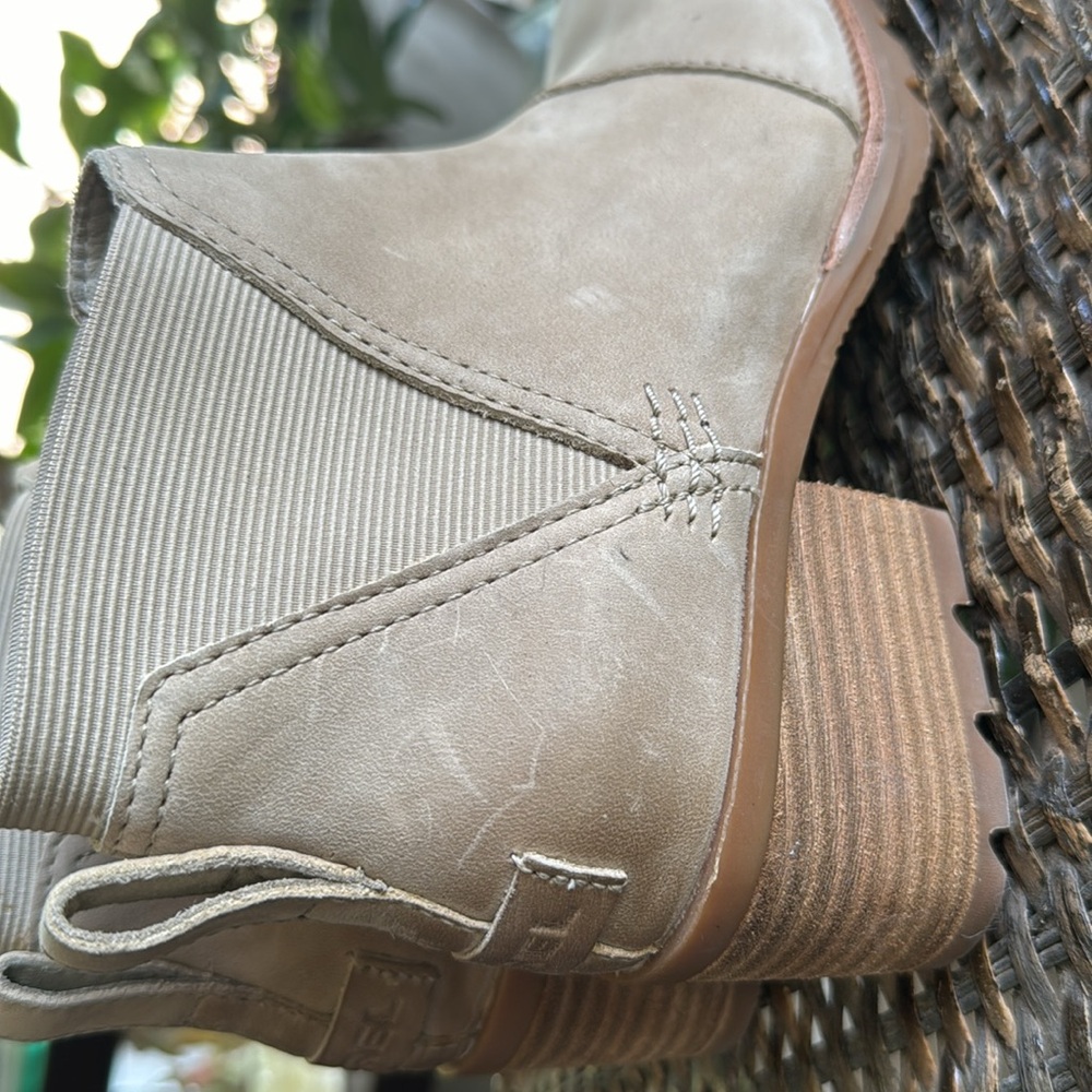 SOREL WOMEN'S CATE CHELSEA LEATHER BOOTIE SIZE 6 - Picture 3 of 8